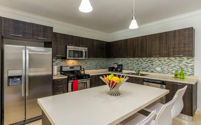 Beautiful 2BR Condo w Great Amenities Palmbeach