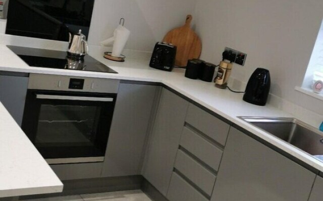 Modern 3-bed Apartment in Magherafelt Sleeps 8