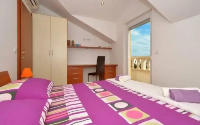 Bright Kaštela Apartment With Balcony and Private Parking