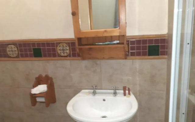 Spacious Double Room in Lovely Guesthouse