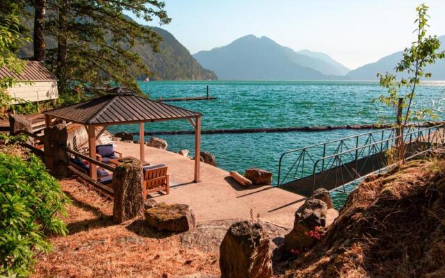 The Overlook, Luxury Lakeside Home with Dock