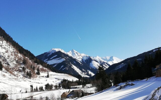 Detached Chalet w Combi Sauna, Near Ski Lift, Haus Liene