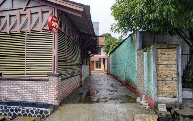 OYO 3882 Pondok Pujasera
