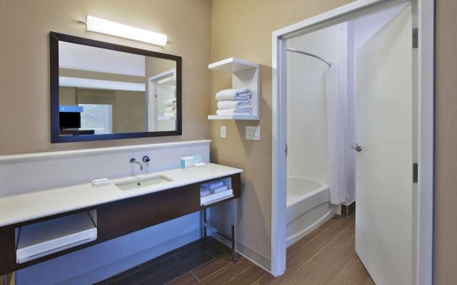 Hampton Inn Commerce Novi