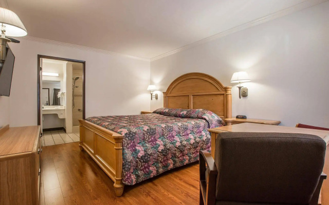 Palm Inn Hotel near Tyler Mall Riverside