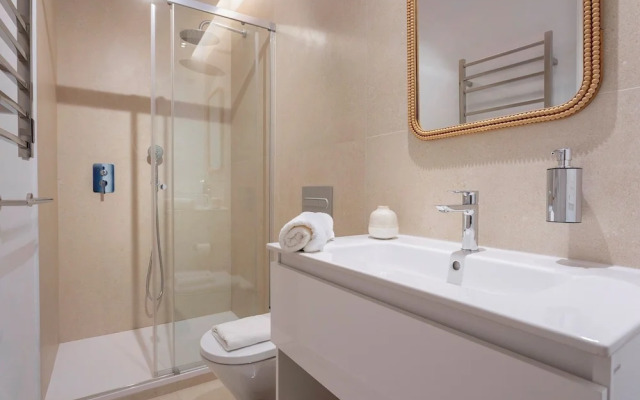 Bright Apartment in Seville. Tomás de Ibarra II