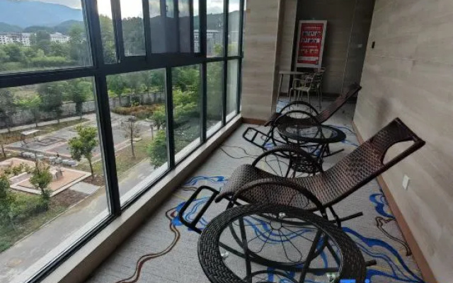 Herun Traditional Chinese Medicine Health Theme Hotel – Balcony – Luan