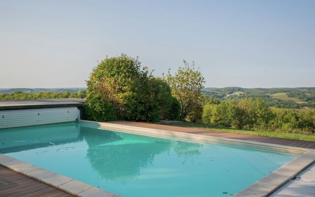 Beautiful Holiday Home in Mauroux With Swimming Pool