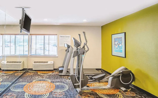 Norwood Inn & Suites Milwaukee