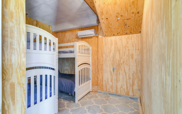 Walk to Beach: Family-friendly Galveston Home!
