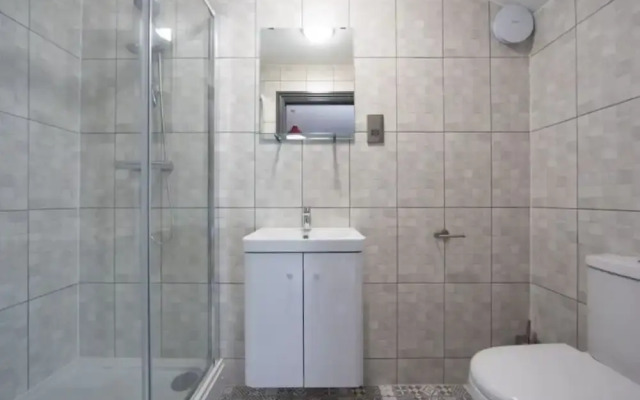 Immaculate 5-bed House in the City Centre Ashford