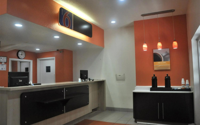 Motel 6 Raleigh, NC - Cary