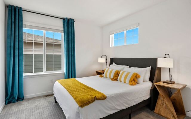 New Build W/ Great Backyard & Lake Access!