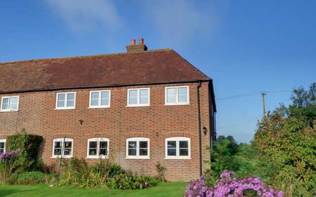 Serene Holiday Home in Hawkinge With Garden