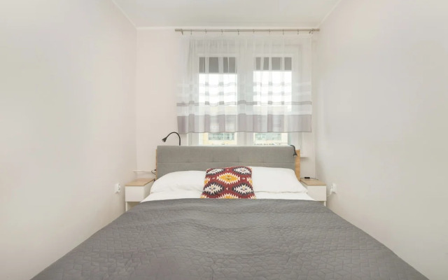 Gdansk Apartment With Desk by Renters