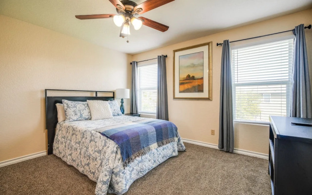 San Antonio Townhome ~ 2 Mi to Aquarium!