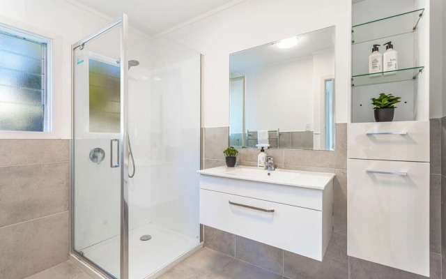Takapuna 2 Br House Near Beach W/ Parking