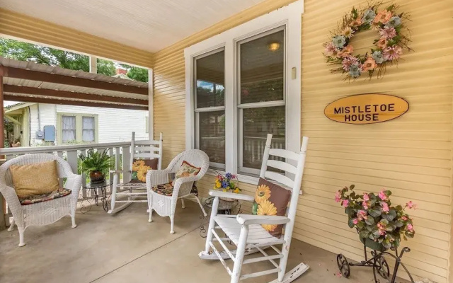 Mistletoe House 2 Bedroom Home by Redawning