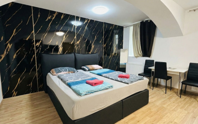 Cozy 1BR Plus LR Near Amusement Park