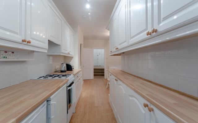 1 Bedroom Flat With Lofty Ceilings and Garden