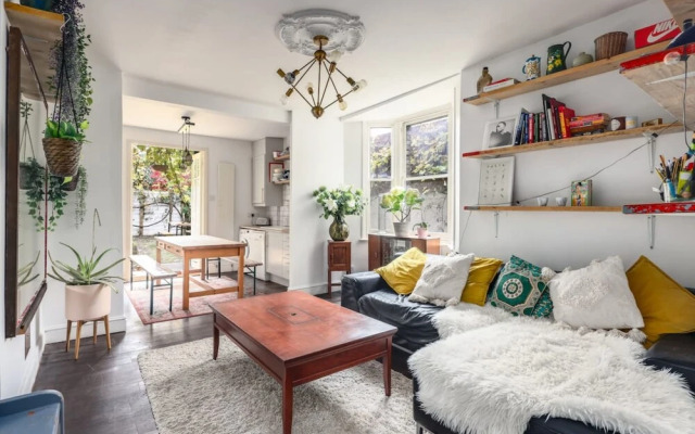 Gorgeous and Vibrant 3 Bedroom Apartment in London