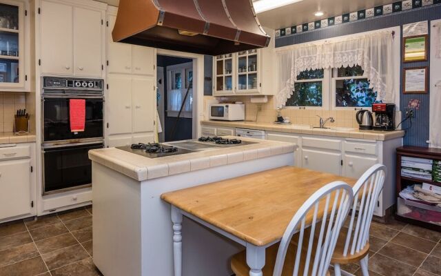 Kaleidoscope Inn & Gardens