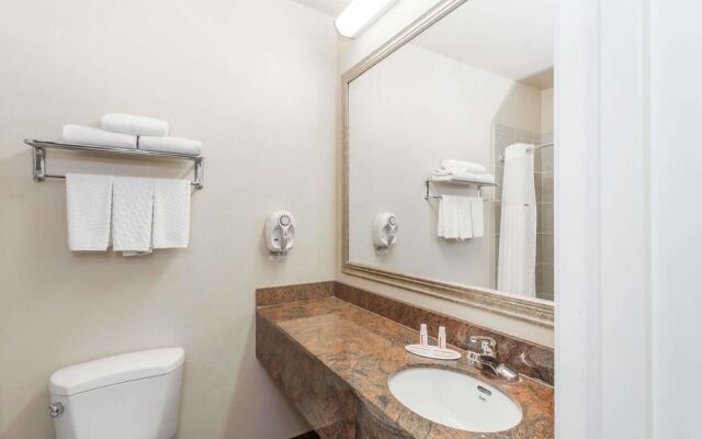 Baymont Inn and Suites Savannah Garden City