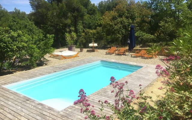 2 Tastefully Furnished Gites With Private Pool, 1Km From Faucon