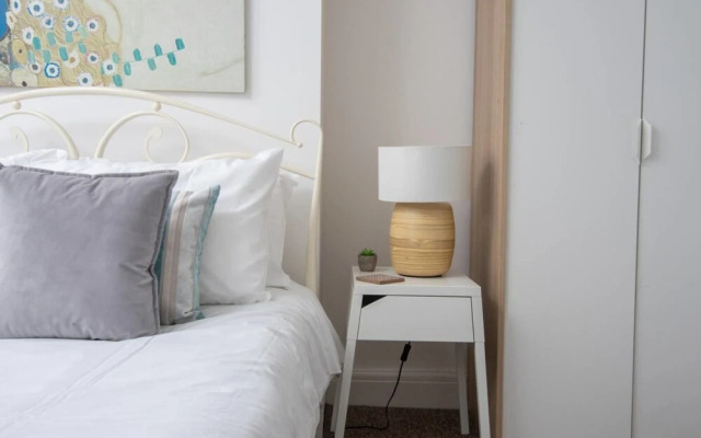 Quiet Residential Apt N/gloucester Road Sleeps 4