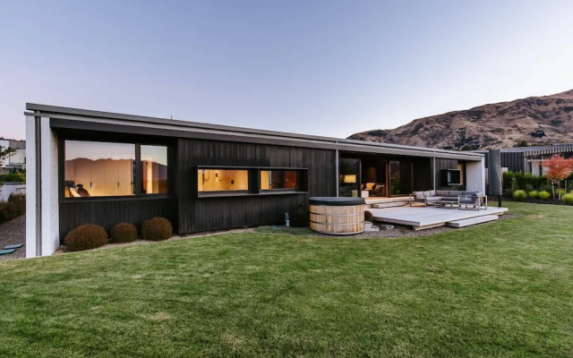 The Brick House - Lake Views - Sleeps 10