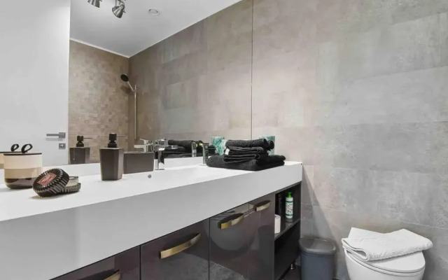Lake Panorama Loft 5 star Location, Queen Bed, Views