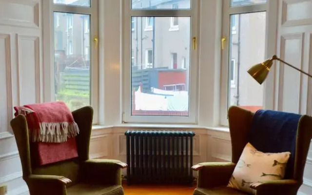 Spacious 2 Bedroom Apartment Near Holyrood Park