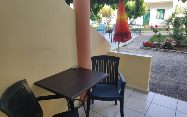 Leonidas Studios & Apartments