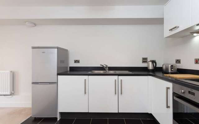 3 Bedroom Apartment Sleeps 6 in Clapham South