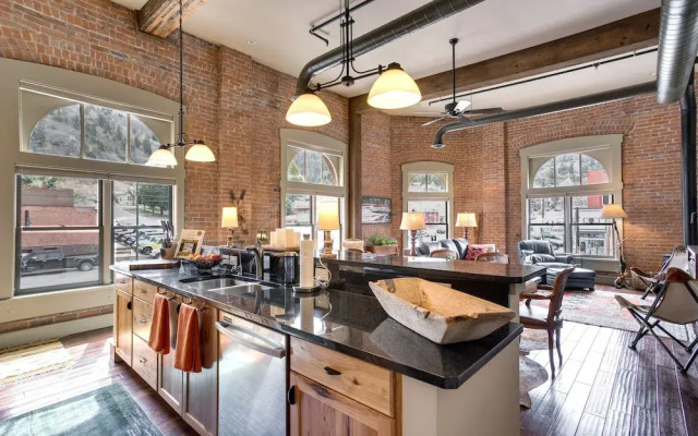 Updated Rustic-chic Condo on Ouray's Main Street!
