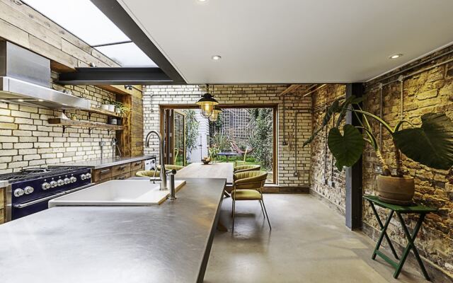 Hackney - Victoria Park: Generous 2 Bed Terrace