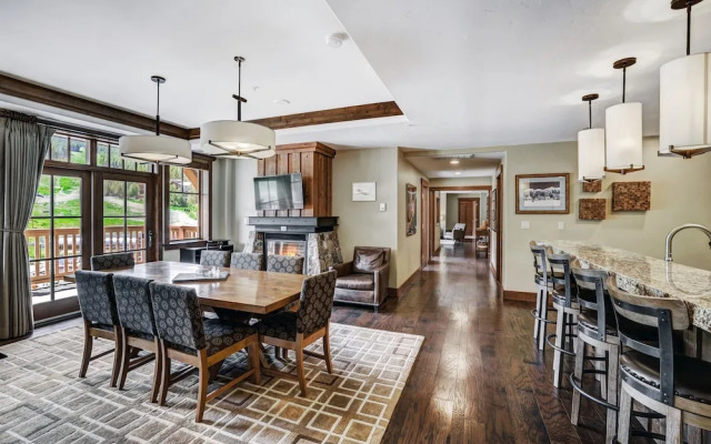 One Ski Hill Place S8421