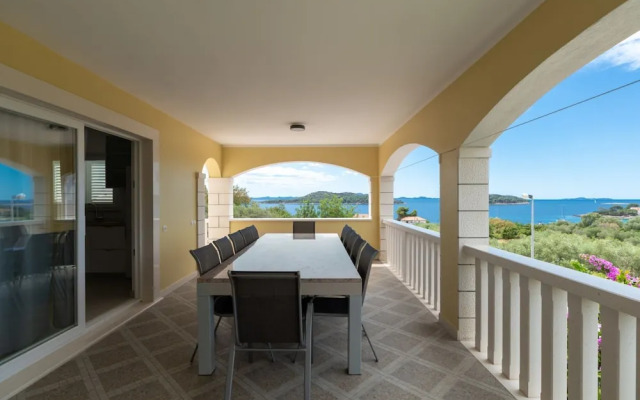 Modern Villa Near the Sea