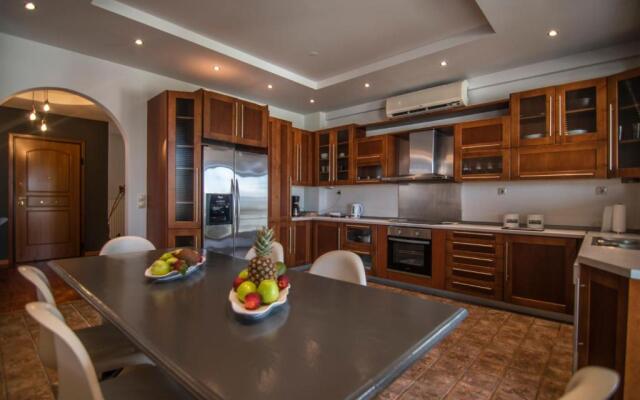 Akrata's Elegant Luxury Suite