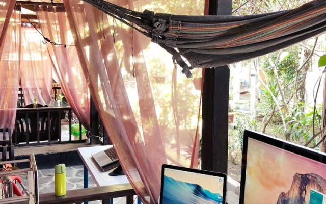 Salon de Nomad Gili T.