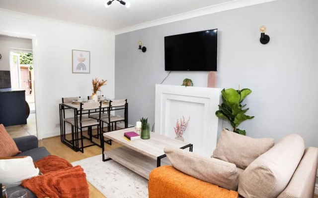 Lovely 2bedroom Home in Haydock With Free Parking