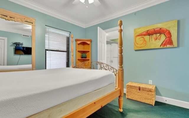 Beachfront Condo w/ View & Pool, Sleeps 8