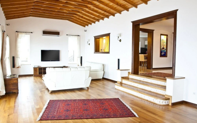 Villa Ada by Villatatilin