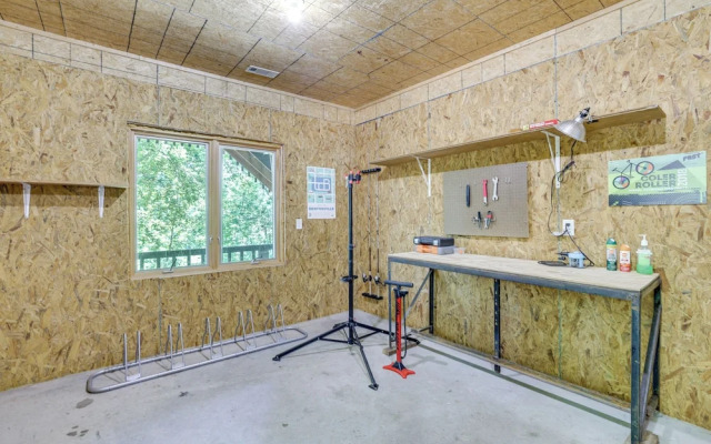 The Bella Vista Lakeside Treehouse: Dock & Kayaks!