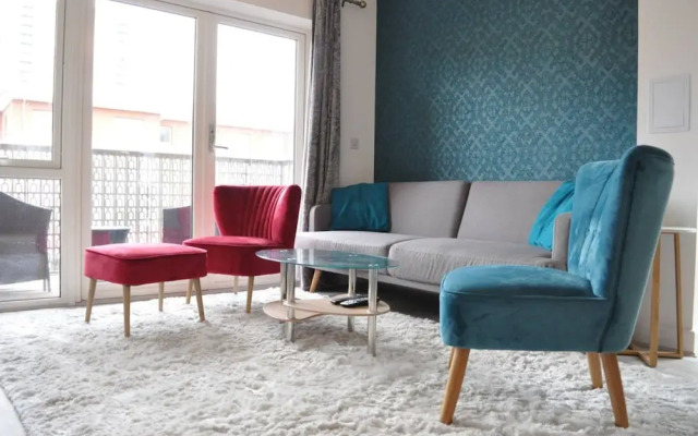 Modern 2 Bedroom East London Apartment With Balcony