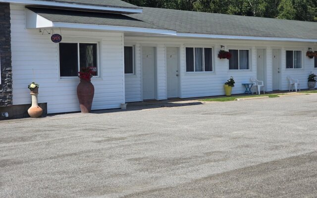 White Fang Motel