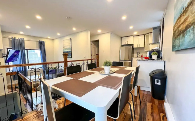 Chic Townhome With Garage Dt Mtl