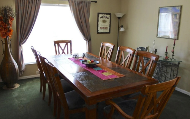 Home 4 BR Pool Sleeps 9