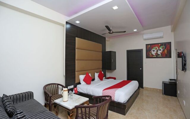 OYO 27864 Hotel Samrat