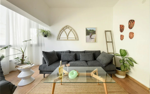 Stylish 2-Bedroom Green Oasis